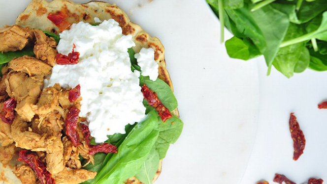Tortilly z kokosovej múky plnené kuracím mäsom, špenátom, cottage cheese a sušenými paradajkami